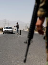 Afghánští vojáci hlídkují u vstupu do města Ghazni