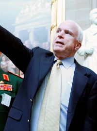 Americký senátor McCain spolu s vietnamským ministrem obrany Do Ba Ty a dalšími ve Washingtonu v roce 2013.