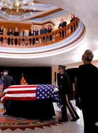 Během smutečního obřadu arizonský guvernér Doug Ducey zavzpomínal na McCaina jako na senátora i jako na mezinárodně známou osobnost.