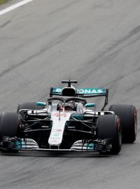 Lewis Hamilton předjel na trati Kimiho Räikkönena