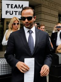 George Papadopoulos opouští budovu soudu ve Washingtonu.