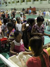 Filipínci se registrují v evakuačním centru před supertajfunem Mangkhut