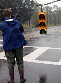 Muž si natáčí semafory, které ve městě Wilmington v Severní Karolíně zničil hurikán Florence