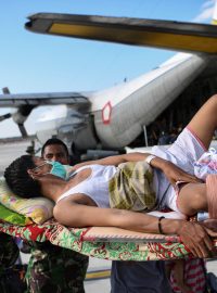 Evakuace zraněných z letiště Palu-Mutiara.