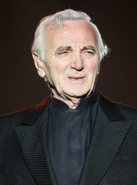 Šansoniér Charles Aznavour (archivní foto)