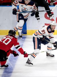 Zápas mezi New Yersey a Edmontonem v rámci NHL Global Series