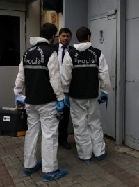 Turečtí vyšetřovatelé u saúdskoarabského konzulátu v Istanbulu.