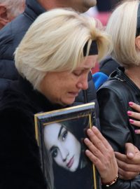 Ženy během smutečního ceremoniálu oplakávají oběti útoku na školu v Kerči.