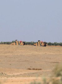 Na obrněných vozidlech na hranici syrského města Manbij vlají turecké vlajky