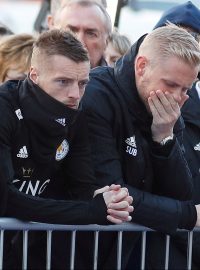 Jamie Vardy and Kasper Schmeichel navštívili pietní místo na stadionu Leicesteru spolu se synem Vičaje Srivadtanaprapchy