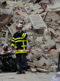 V Marseille se v pondělí zřítily dva zchátralé domy. Hasiči v troskách našli zatím pět obětí