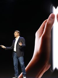 Samsung prototyp skládacího telefon ukázal už loni v listopadu. Na snímku jej představuje Justin Denison, viceprezident Samsungu