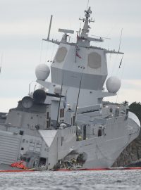 Loď norského námořnictva KNM Helge Ingstad po kolizi s tankerem