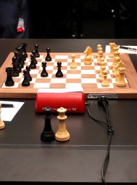 Magnus Carlsen (vlevo) při šachové partii proti Fabionovi Caruanovi