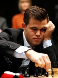 Magnus Carlsen při partii proti Fabianu Caruanovi