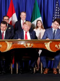 Zleva: mexický prezident Enrique Peña Nieto, americký prezident Donald Trump a kanadský premiér Justin Trudeau při podpisu nové obchodní dohody