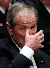 George Bush ml. během pohřbu