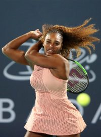 Serena Williamsová při exhibici proti své sestře Venus