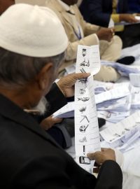 Sčítání volebních hlasů v Dhaká