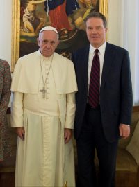 Papež František s Gregem Burke (vpravo) a jeho zástupkyní Palomou Garciou Ovejerovou (vlevo) na archivním snímku.