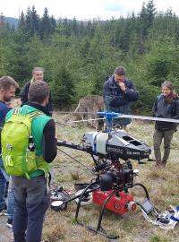 Tým expertů okolo helikoptéry, kterou skenují Žofínský prales.