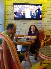 V bulharské kavárně v Çorlu sedí Sezgin (vpravo) a Renginar (uprostřed)