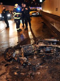 Nehoda motocyklu uzavřela pražský Strahovský tunel. Hasiči evakuovali 40 lidí