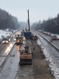 Na opravovaném úseku D1 mezi Humpolcem na 90. kilometru a Větrným Jeníkovem na 104. kilometru ve středu začaly práce na rozšíření dálnice