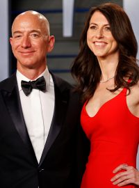 Zakladatel Amazonu Jeff Bezos s manželkou MacKenzie