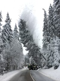 Silničáři odklízí sníh ze silnice nedaleko Altenbergu.