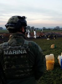 Vyšetřovatelé a mexičtí vojáci na místě výbuchu potrubí s pohonnými hmotami