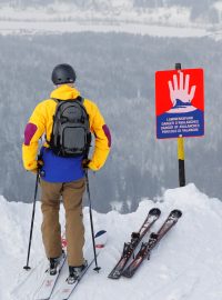 Varování před lavinovým nebezpečím, lyžař