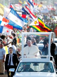 Papež František při příjezdu ve svém papamobilu zdraví návštěvníky ranní mše v Panamě.