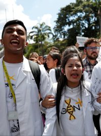 Davy odpůrců prezidenta Nicoláse Madura se ve středu shromáždily v Caracasu a dalších velkých městech Venezuely, aby podpořily opozičního lídra Juana Guaidóa.