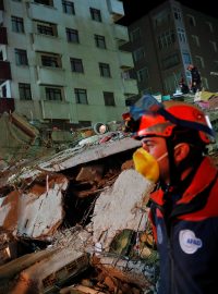Záchranář u trosek budovy v Istanbulu