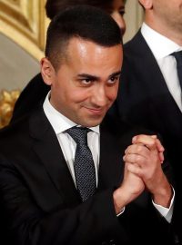 Italští vicepremiéři Luigi Di Maio z Hnutí pěti hvězd (vlevo) a Matto Salvini z Ligy