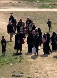 Civilisté pochodující přes odlehlé pole nedaleko Baghúzu