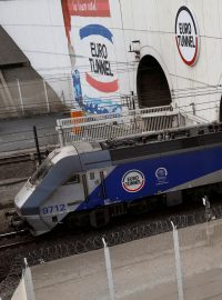 Vlak společnosti Eurotunnel poblíž Calais