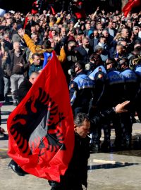 Policie v Tiraně v sobotu použila slzný plyn proti účastníkům protivládní demonstrace poté, co se snažili násilím dostat do úřadu premiéra Ediho Ramy