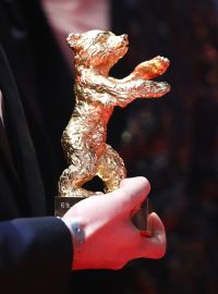 Zlatý medvěd za nejlepší film se uděluje na festivalu už od prvního ročníku v roce 1951. Umělci ho mohou dostat také za nejlepší krátkometrážní film a celoživotní dílo.
