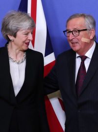 Britská premiérka Theresa Mayová a šéf Evropské komise Jean-Claude Juncker