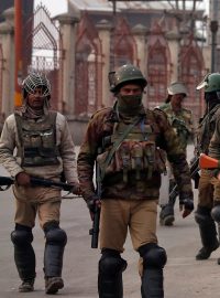 Indické bezpečnostní složky ve městě Šrínagar v Kašmírském údolí