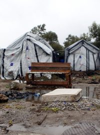 Humanitární organizace několikrát upozorňovaly, že jsou zde nelidské podmínky.