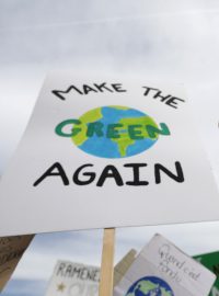Za lepší ochranu klimatu protestují studenti po celém světě. Na snímku je zachycena demonstrace ve francouzském Nice.