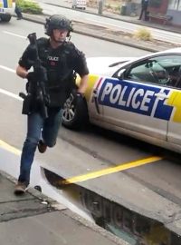 Ozbrojený policista během bezpečnostní akce při útoku na Novém Zélandu.