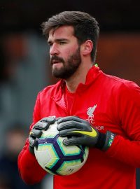 Alisson v barvách Liverpoolu.