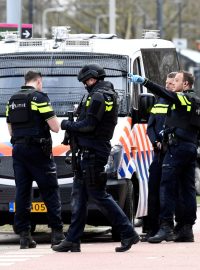 Policisté v Utrechtu pátrají po střelci