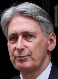 Británie musí raději najít způsob, jak spořádaně opustit Evropskou unii, než aby se snažila sesadit premiérku Theresu Mayovou, uvedl britský ministr financí Philip Hammond