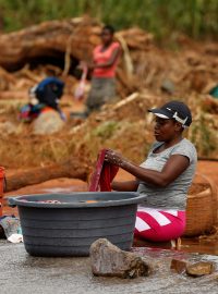 Ženy perou prádlo v řece v zimbabwském Chimanimani