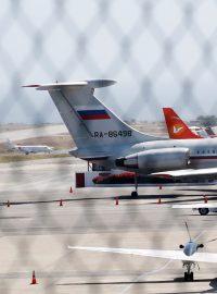 Letadlo s ruskými znaky na letišti ve venezuelském hlavním městě Caracas (24. března 2019)